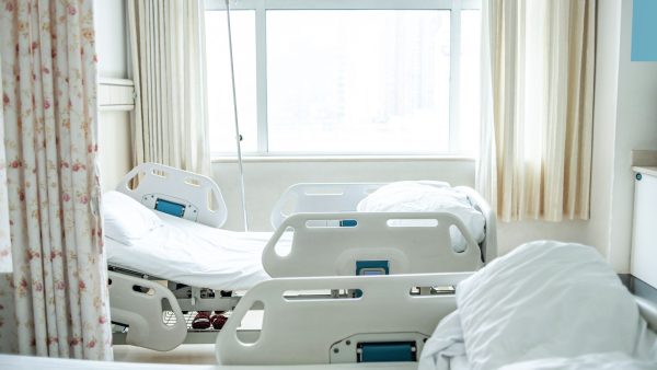 Fever in the Middle of the Night! What Foreign Residents Should Know Before Going to the Hospital